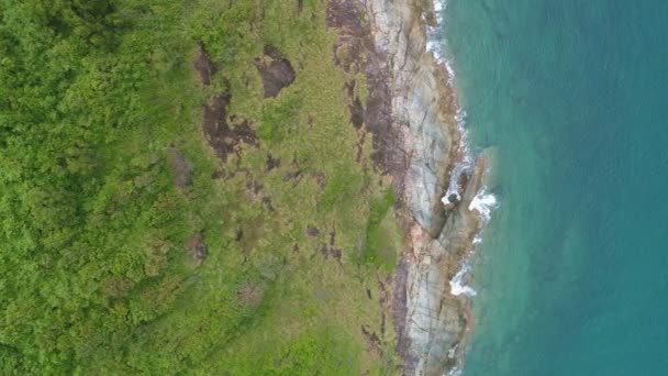 Vista Aérea Rochas Litorâneas Oceano Phuket Ondas Mar Bela Paisagem — Vídeo de Stock