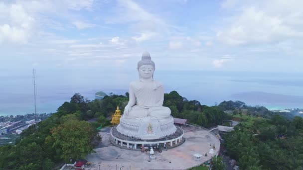 Aerial View Drone Shot White Marble Wielki Posąg Buddy Szczycie — Wideo stockowe