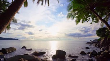 Okyanus kıyısındaki Phuket Tayland 'daki Hindistan cevizi palmiyeleri. Okyanus kıyısındaki güzel deniz feneri adaları. Mavi gökyüzünde palmiye koruluğu İnanılmaz yaz gökyüzü deniz manzarası