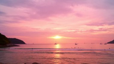 İnanılmaz deniz ve gün batımı ya da akşam güneşinin doğuşu Güzel deniz arka planı