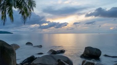 Okyanus kıyısındaki Phuket Tayland 'daki Coconut Palmiyeleri' nin zaman çizelgesi. Gün batımında palmiye koruluğu Deniz üzerinde inanılmaz bulutlar Gün batımında gökyüzü deniz manzarası arka planı