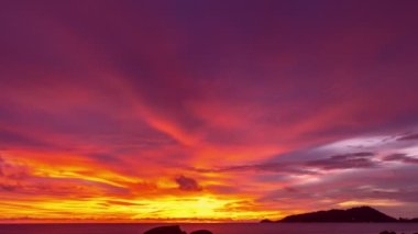 Zaman bulutları harika gün batımı ya da gün doğumu manzaralı güzel deniz Phuket Adası Tayland manzarası
