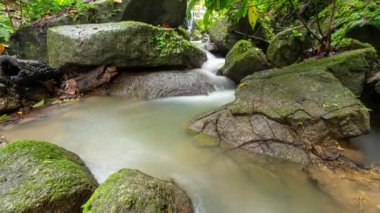  Hareket kontrol kaydırıcısı Zaman Kaydırağı Phuket Tayland 'daki güzel yağmur ormanlarında Küçük Şelale' ye uzun süre maruz kaldı.