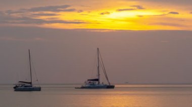 Tropikal denizde, gün batımında ya da gün doğumunda su yüzeyinde yansıyan güneşle birlikte. Phuket Adası 'nda gün batımı Tayland Yazı ve seyahat tatili konsepti