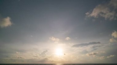 Günbatımında hızlandırılmış renkli bulutlar doğanın güzel ışığı batan güneşin muhteşem renkleri gün batımında görkemli bulutlar karanlık bulutlar, gece gündüz, zaman akıp gidiyor
