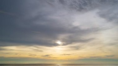 Günbatımında hızlandırılmış renkli bulutlar doğanın güzel ışığı batan güneşin muhteşem renkleri gün batımında görkemli bulutlar karanlık bulutlar, gece gündüz, zaman akıp gidiyor