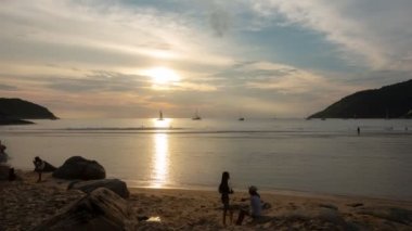 Zamanda yolculuk yapanlar Naiharn plajı Phuket thailand yaz tatilinde dinlenir Tayland seyahati ve iş turu geçmişi konsepti Phuket naiharn plajı 28-2021