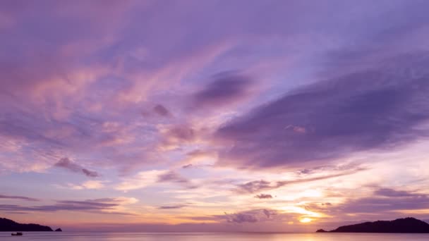カラフルな雲の空自然の美しい光をタイムラプス — ストック動画