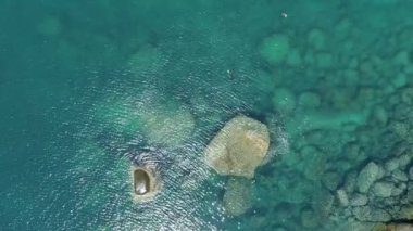 Phuket Okyanusu 'ndaki inanılmaz güzel deniz kıyısı kayaları kayalara çarpıyor. Uçurum deniz manzaralı insansız hava aracı kamerası 7-2021 Aralığında Phuket Adası' ndaki İHA kamerasından yüksek kaliteli görüntüler. 