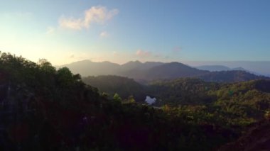 Gün batımında renkli kara bulutlar Doğanın güzel ışığı Güneşin muhteşem renkleri Gün batımında gökyüzünde hızla akan bulutlar 4-K