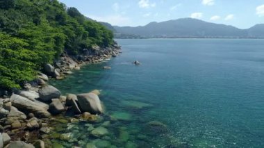 Phuket Okyanusu 'ndaki inanılmaz güzel deniz kıyısı kayaları kayalara çarpıyor. Uçurum deniz manzaralı insansız hava aracı kamerası 7-2021 Aralığında Phuket Adası' ndaki İHA kamerasından yüksek kaliteli görüntüler. 