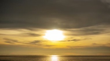 Günbatımında hızlandırılmış renkli bulutlar doğanın güzel ışığı batan güneşin muhteşem renkleri gün batımında görkemli bulutlar karanlık bulutlar, gece gündüz, zaman akıp gidiyor