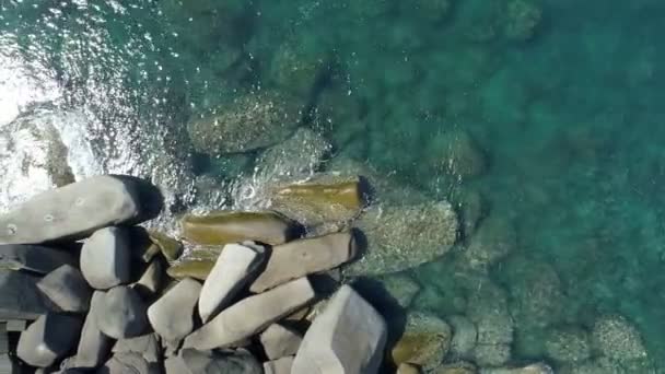 プーケットの素晴らしい美しい海岸岩海の波が岩崖の上にクラッシュ空中ビュードローンカメラドローンカメラからの高品質の映像12月のプーケット島7 2021 — ストック動画