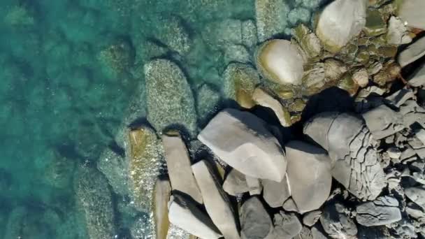 プーケット島の素晴らしい美しい海岸岩海の波空中ビュードローンカメラ高品質の映像旅行やツアーの背景コンセプト — ストック動画