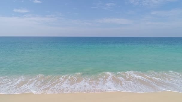 Tropical Beach Turquoise Ocean Water Waves Crashing Sandy Shore Αεροφωτογραφία — Αρχείο Βίντεο