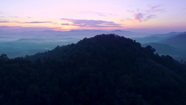 Widok Lotu Ptaka Drone Przelatujące Przez Mgłę Nad Szczytem Góry — Wideo stockowe