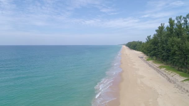 Playa Tropical Con Agua Mar Turquesa Olas Que Estrellan Orilla — Vídeos de Stock