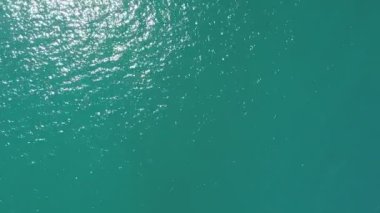 Güzel deniz arka planı Deniz üzerinde inanılmaz hava manzarası İHA kamerasından yüksek kaliteli görüntüler