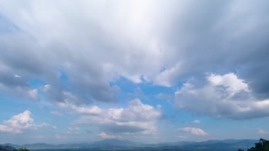Dağ Hızı Hızı Beyaz bulutlar dağların üzerinde güzel çiçekler ön planda Bulutlar doğa zaman çizelgesi