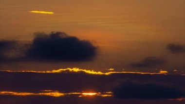 Karanlık gökyüzünde zaman kavramı güneşi