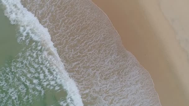 プーケット海ビーチでクラッシュする美しい波砂のビーチで空中ビューの波が壊れます 美しいビーチの空中ビューの波ドローン4Kショット素晴らしい自然景観 — ストック動画