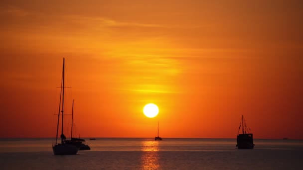 Tropikal Denizde Güzel Bir Günbatımında Yelkenli Yüzeyinde Yansıyan Güneşle Gündoğumu — Stok video