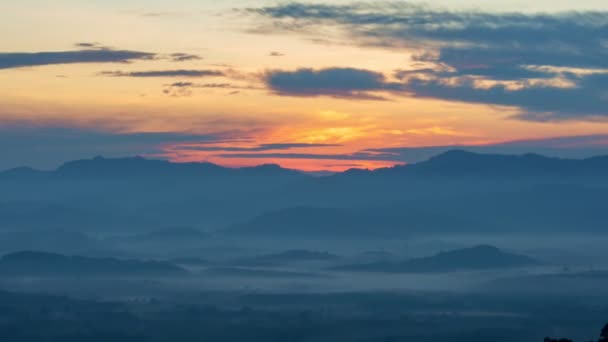 山頂上の霧に包まれたタイムラプス日の出美しい日の出や日没の自然景観12月15日2021年にタイで撮影された素晴らしいビデオ自然風景 — ストック動画