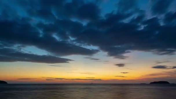 時間日の出の時間のラップ雲自然の美しい光太陽の素晴らしい色日の出の空に流れる雄大な雲暗い雲時間プーケット島のラップ空タイ — ストック動画