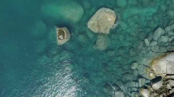 プーケット島の素晴らしい美しい海岸岩岩岩崖の上に波がクラッシュ空中ビュードローンカメラ高品質の映像旅行やツアーのコンセプト — ストック動画