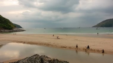 Zamanda yolculuk yapanlar Naiharn plajı Phuket thailand yaz tatilinde dinlenir Tayland seyahatleri ve iş gezileri 19-2021 Aralığında Phuket naihar plajı konsepti