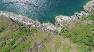 Deniz kıyısındaki kayalara çarpan dalgaların havadan görünüşü muhteşem Rocky sahili inanılmaz doğa arka planı Phuket Adası Tayland 'daki güzel deniz