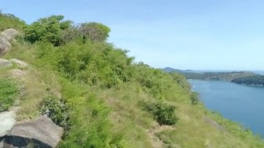 Deniz kıyısındaki kayalara çarpan dalgaların havadan görünüşü muhteşem Rocky sahili inanılmaz doğa arka planı Phuket Adası Tayland 'daki güzel deniz
