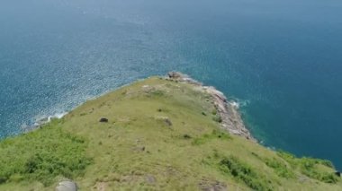 Deniz kıyısındaki kayalara çarpan dalgaların havadan görünüşü muhteşem Rocky sahili inanılmaz doğa arka planı Phuket Adası Tayland 'daki güzel deniz