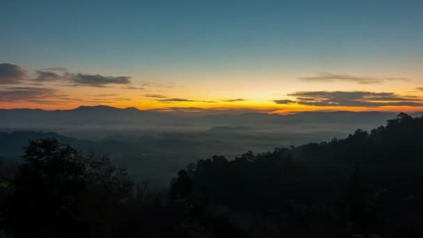 Timelapse Zonsopgang Met Mist Boven Bergtop Prachtige Zonsopgang Zonsondergang Natuur — Stockvideo