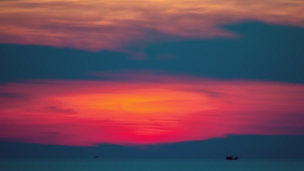 海の上に驚くべきタイムラプスの日の出驚くべき光の性質カラフルな風景空の美しい光の性質赤い太陽とプーケット島の暗い雲の風景 — ストック動画
