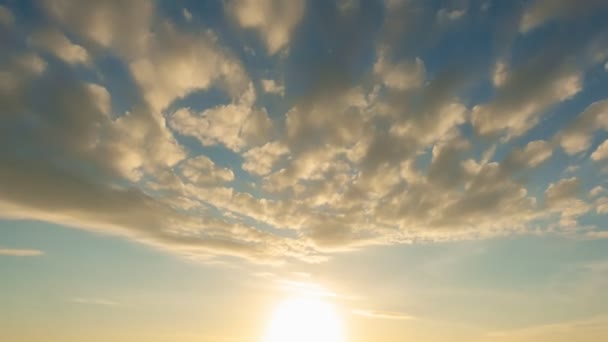 Синее Небо Белые Облака Облака Временной Отрезок Летнем Голубом Небе — стоковое видео
