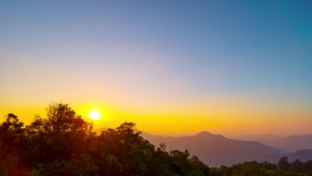 時間日没時にカラフルな暗い雲をラップ自然の美しい光山の上の日没の空に流れる雄大な雲4 K時間ラップ — ストック動画