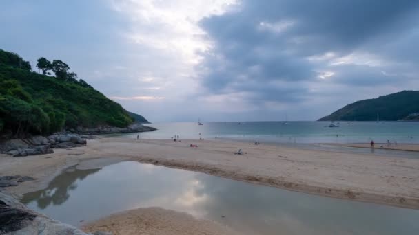 タイムラプス旅行の人々は夏の旅行シーズンにナイハーンビーチでリラックスプーケットタイ美しい自然タイ旅行とビジネスツアーの背景コンセプトプーケットナイアールビーチ12月19 2021 — ストック動画