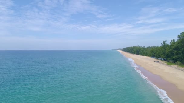 Playa Tropical Con Agua Mar Turquesa Olas Que Estrellan Orilla — Vídeos de Stock