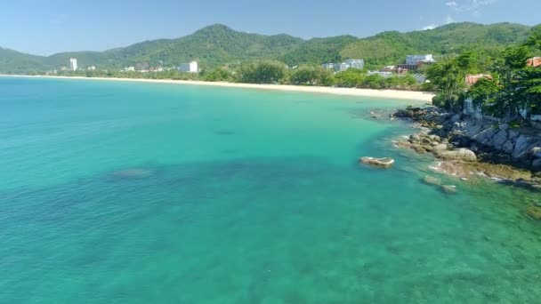 Niesamowite Piękne Morskie Skały Wyspie Phuket Fale Morskie Kamera Drona — Wideo stockowe