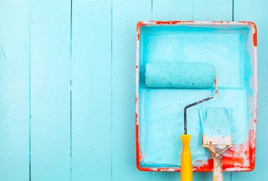 Mavi zemin üzerinde boya ve fırçalar Yakın plan ahşap masa üzerinde mavi boya kopya alanı, parlak yaratıcı tasarım iç ve nasıl ahşap yüzey boyama