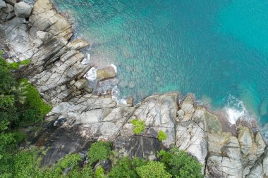Hava manzarası deniz kıyılarına çarpıyor güneşli bir günde güzel turkuaz deniz yüzeyi güzel bir hava durumu yaz arkaplanı inanılmaz deniz manzarası