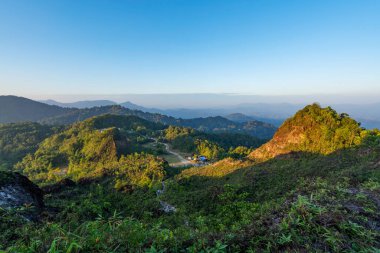 Phutajor Dağı görünmeyen seyahat insanları Phang-nga, Tayland 'da kamp macerasına gider dağın tepesinden inanılmaz vadi manzarası