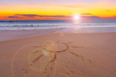 Deniz kenarında kumsalda güneşin işareti. Yaz tatili konsepti, kumlu kıyıya vuran köpük dalgası. Yazın yazlık ve seyahat tatil arka planında yer alan harika deniz kıyısı afişi.