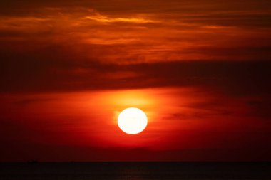 Güzel renkli gün batımı ya da yaz günü Phuket Adası 'nda deniz üzerinde gün doğumu Doğal manzara arka planı ve duvar kağıdı Karanlık deniz arka planı