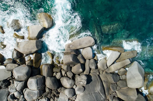 Vista Aérea Onda Grande Cima Para Baixo Praia Batendo Penhasco — Fotografia de Stock