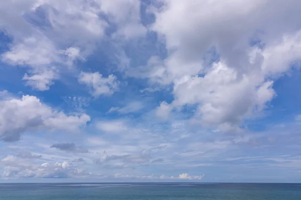 Letní Moře Pozadí Modrá Obloha Bílé Mraky Nad Mořem Phuket — Stock fotografie