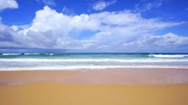 Okyanus dalgalarından oluşan Phuket plajı, cennetteki boş bir kumsala çarpıyor. Boş kumsal, terk edilmiş Phuket plajı, Phuket 'te ünlü bir turizm merkezidir. Güzel doğa arka planı.