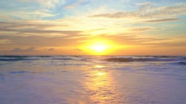 Günbatımında tropikal deniz ya da deniz üzerinde gün doğumunda 4K videosu güneş ufka dokunur, kızıl gökyüzü altın saatinde inanılmaz deniz manzarası, okyanus plajı günbatımları, dönen bulutlarda güneş fantastik doğal gün batımları.