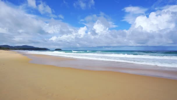 Phuket Plage Vagues Océaniques Écrasant Contre Une Plage Sable Vide — Video